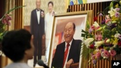 A woman pays respect to the Rev. Sun Myung Moon at a Unification Church in Tokyo, September 3, 2012. 