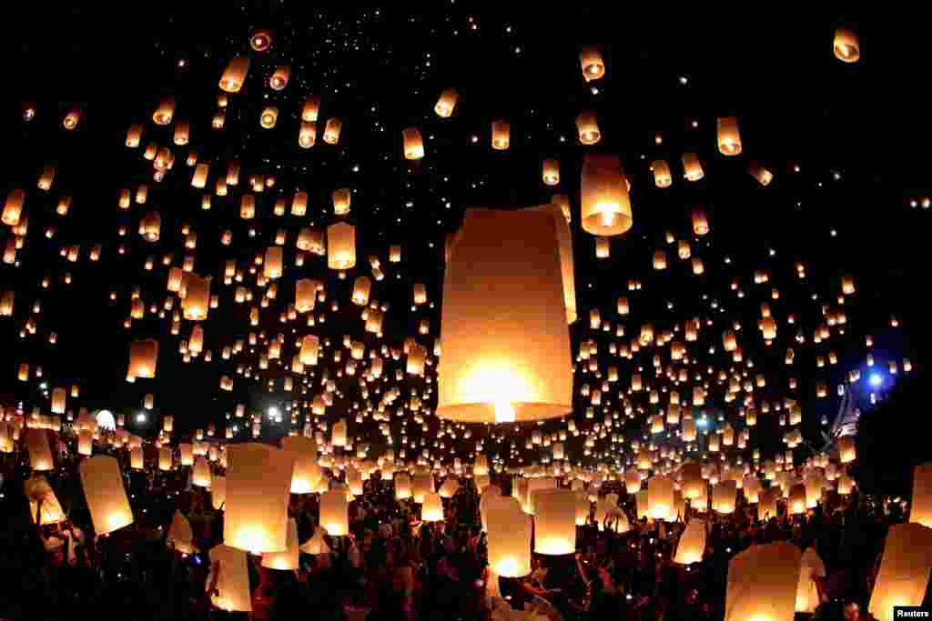 Warga Chiang Mai, Thailand melepas ribuan lentera ke udara pada&nbsp;festival tahunan Yee Peng di sana.