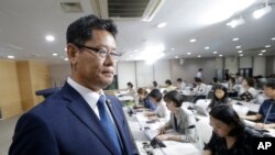 South Korean Unification Minister Kim Yeon-chul leaves after a press conference at the government complex in Seoul, South Korea, June 19, 2019. 