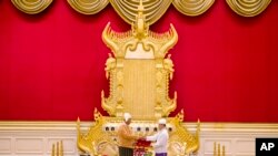 သမ္မတဥိးသိန်းစိန်က ရွေးချယ်ခံသမ္မတသစ် ဦးထင်ကျော် ထံသို့ အစိုးရအဖွဲ့တာဝန်များ လွဲှဲပြောင်းပေးခဲ့ပါတယ်။ မတ် ၃၀၊ ၂၀၁၆။