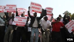 Vashandi vehurumende vari kuda kuti hurumende izadzise chivimbiso chayo chekuvawedzera mihoro mwedzi.