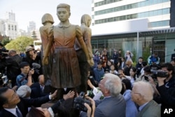 지난 22일 미국 샌프란시스코 워싱턴 스퀘어 파크에서 진행된 '위안부' 소녀상 제막식 광경.