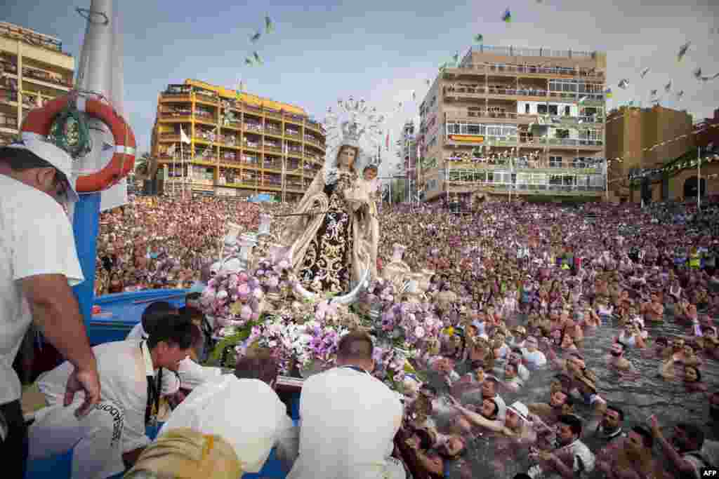 Warga membawa patung Carmen Perawan (Virgen del Carmen), ke perahu di Puerto de la Cruz di Tenerife, Pulau Canary, Spanyol.