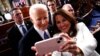 Predsjednik Joe Biden slikao se sa brojnim članovima Kongresa uoči govora o stanju nacije. (Foto: SHAWN THEW/Pool via REUTERS)