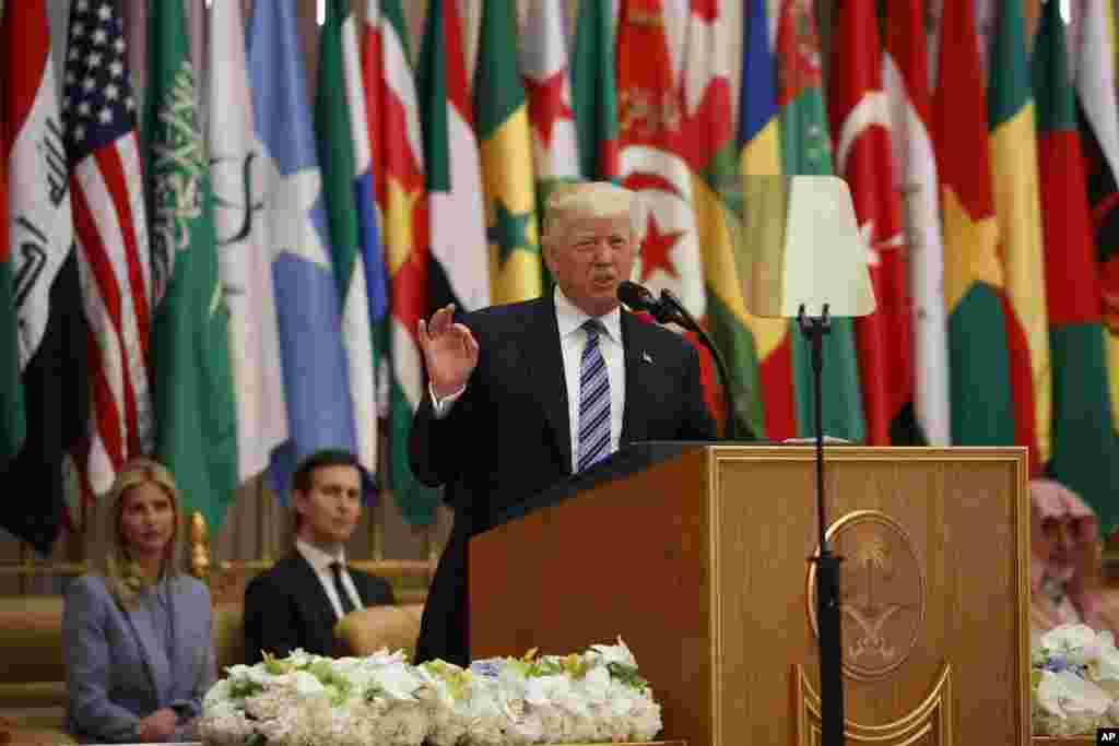 美国总统唐纳德&middot;特朗普在利雅得的一次区域首脑会议上讲话（2017年5月21日）。白宫高级顾问库什纳和伊万卡&middot;特朗普在后面倾听