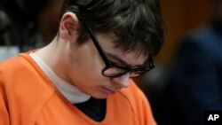Ethan Crumbley tinejdžer koji je ubio četvoro učenika u srednjoj školi u Mičigenu, osušen je na doživotni zatvor u decembru 2023. (AP/Carlos Osorio, Pool)