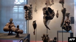 Des objets et des statuettes de la collection d'art vaudou africain sont exposés au nouveau musée des arts vaudou à Strasbourg, dans l'est de la France, le 10 janvier 2014.