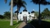 Masjid Besar Baiturrahman, salah satu dari beberapa bangunan di Banda Aceh yang tetap kokoh saat terjadinya tsunami tahun 2004 (Foto: dok).