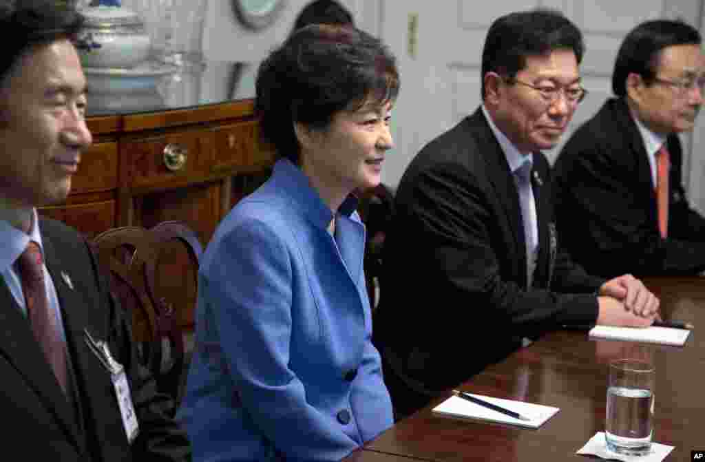 South Korea President Park Geun-Hye meets with World Bank President Jim Yong Kim at Blair House in Washington, May 7, 2013.