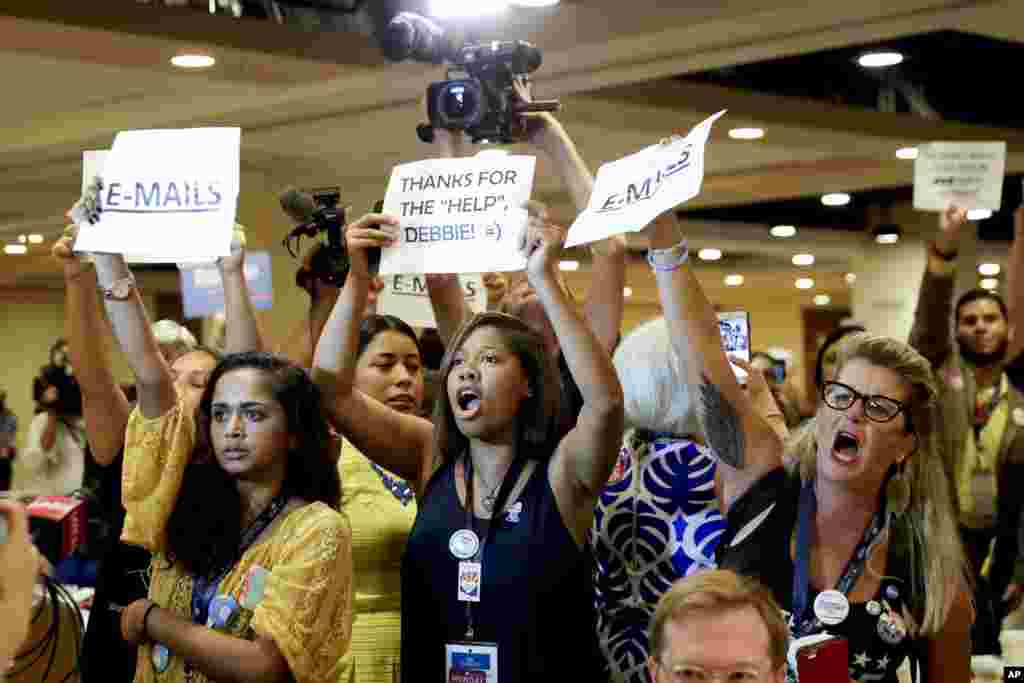 Para pendukung Bernie Sanders memrotes Ketua Konvensi Nasional Partai Demokrat, Debbie Wasserman Schultz -- yang memberikan dukungan untuk Hillary Clinton, saat tiba di Philadelphia, Pennsylvania.