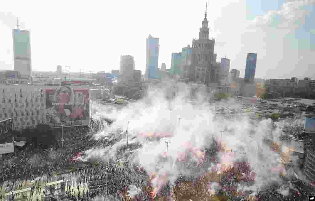 ប្រជាជន​នៃ​ទីក្រុង​ Warsaw ឈរ​ជាមួយ​នឹង​ទង់ជាតិ​និងផ្សែង​ដើម្បី​រក្សាភាព​ស្ងៀមស្ងាត់​និង​រំឮក​ដល់​យុទ្ធជន​និង​ជនរងគ្រោះ​នៃ​ចលនា Warsaw Rising ១៩៤៤ ប្រឆាំង​នឹងអ្នកកាន់កាប់របស់ណាស៊ីអាឡឺម៉ង់​នៅ​ក្នុង​ខួប​ទី​៧៤​នៃ​បដិវត្តន៍​ក្នុង​ទីក្រុង Warsaw ប្រទេស​ប៉ូឡូញ។