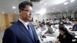 South Korean Unification Minister Kim Yeon-chul leaves after a press conference at the government complex in Seoul, South Korea, June 19, 2019. 
