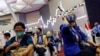 Warga menunggu setelah menerima suntikan vaksin Sinovac saat program vaksinasi massal COVID-19 di Jakarta. (Foto: REUTERS/Willy Kurniawan)