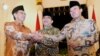 Ketua Komisi Aparatur Sipil Negara Sofian Effendi (kiri), Kepala BKPM Franky Sibarani, dan Kepala BNP2TKI Nusron Wahid usai dilantik oleh Presiden Jokowi di Istana Negara Kamis, 27/11 (VOA/Andylala)