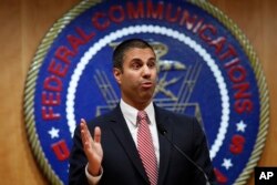 지난해 12월 아짓 파이 연방통신위원회(FCC) 의장이 '인터넷 자유 회복'문건 채택 여부에 대한 표결을 진행한 후 기자들의 질문을 받고 있다.