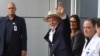 Presiden Brazil Luiz Inacio Lula da Silva, melambaikan tangan ke arah awak media saat ia berjalan meninggalkan Rumah Sakit Sirio-Libanes setelah menjalani dua operasi, di Sao Paulo, pada 15 Desember 2024. (Foto: Reuters/Felipe Iruata)