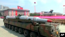 导弹军车参加在平壤举行的韩战停战60周年阅兵式。（2013年7月27日）