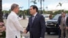 အမေရိကန်နိုင်ငံခြားရေးဝန်ကြီး Marco Rubio(ယာ) နဲ့ ဒိုမီနီကန်ရီပတ်ဘလစ်သမ္မတိုင်ငံ နိုင်ငံခြားရေးဝန်ကြီး Roberto Alvarez တို့ ဆန်တို ဒိုမဲန်ဂို မြို့က အမျိုးသားနန်းတော်မှာ တွေ့ဆုံစဥ်။ (ဖေဖေါ်ဝါရီ ၆၊ ၂၀၂၅)