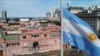 Bendera Argentina berkibar di luar Istana Kepresidenan Casa Rosada menjelang pemilu putaran kedua 19 November, di Buenos Aires, Argentina 15 November 2023. (Foto: REUTERS/Agustin Marcarian)