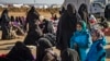 Para ibu dan anak-anak duduk-duduk di kamp al-Hol, tempat pengungsian keluarga mantan kombatan ISIS, di wilayah al-Hasakeh, timur laut Suriah, 14 Januari 2020. (Foto: AFP) 