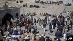 په پاکستان کې د سکرو د کانونو د  فېډرېشن جنرل سيکرټري سلطان محمد خان وي او اې ډيوه ته وويل، تېره شپه چې د هرنايي په خوست کې کومه پېښه شوې په دې کې څلور مزدوران وژل شوي او درې نور ژوبل شوي دي