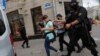 7月28日白俄罗斯军警在明斯克拘捕记者（资料照 路透社提供）
