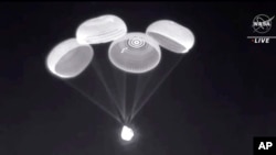 Kapsula Dragon e kompanisë SpaceX duke zbritur në Gjirin e Meksikës (8 nëntor 2021)