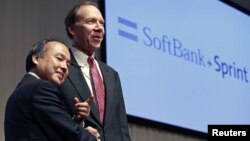 Softbank Corp President Masayoshi Son (L) shakes hands with Dan Hesse, president and CEO of the Sprint Nextel Corporation, in Tokyo, October 15, 2012. 