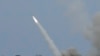 Hệ thống tên lửa pháo binh cơ động cao M142 (HIMARS) của Hoa Kỳ bắn một tên lửa trong Cuộc tập trận bắn đạn thật ven biển tại cuộc tập trận quân sự chung mang tên "Balikatan" tại một trạm hải quân ở tỉnh Zambales, miền bắc Philippines, hôm 26/4.