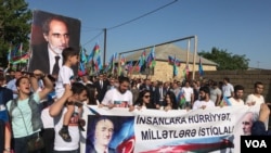 Milli Şura Rəsulzadə abidəsi önündə 