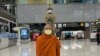 ព្រះតេជគុណ បូរ បេត ថតរូបនៅព្រលានយន្តហោះក្នុងប្រទេសថៃ មុនចាកចេញទៅប្រទេសស្វីស កាលពីថ្ងៃទី១២ ខែធ្នូ ឆ្នាំ២០២១។ (រូបថតដោយមេធាវីជនជាតិថៃ ដែលត្រូវបានផ្តល់សិទ្ធិឲ្យប្រើប្រាស់ដោយព្រះតេជគុណ បូរ បេត)