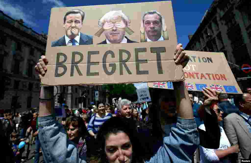 Warga Inggris melakukan unjuk rasa 'March for Europe' memrotes keputusan Brexit, atau keluarnya Inggris dari Uni Eropa, di London.