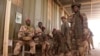Des soldats tchadiens attendent d'embarquer dans un avion à N'Djamena, au Tchad, 24 janvier 2013.