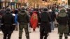  Des policiers anti-émeutes face aux manifestants après les funérailles de deux frères morts dans l’effondrement d'une mine de charbon abandonnée dans la ville de Jerada, à 60 kilomètres au sud-ouest d'Oujda, le 27 décembre 2017.