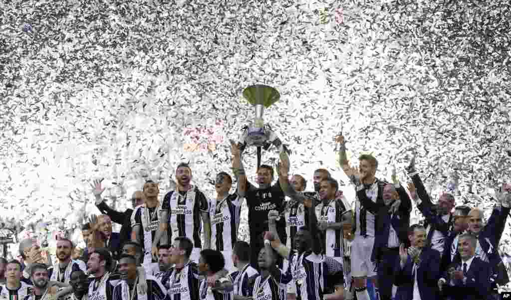 Para pemain Juventus merayakan kemenangan gelar piala Italia enam kali berturut-turut yang belum pernah terjadi sebelumnya, di akhir pertandingan sepakbola Serie A antara Juventus dan Crotone di stadion Juventus, di Turin, Italia.