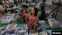 နိုဝင်ဘာ ၈ ရက် ရွေးကောက်ပွဲ အပြီး နောက်တရက်တွင် ရွေးကောက်ပွဲ သတင်းများဖော်ပြထားသည့် သတင်းစာ များ ရောင်းချရန် ပြင်ဆင်နေသူတဦး။ Nov. 9th, 2015.