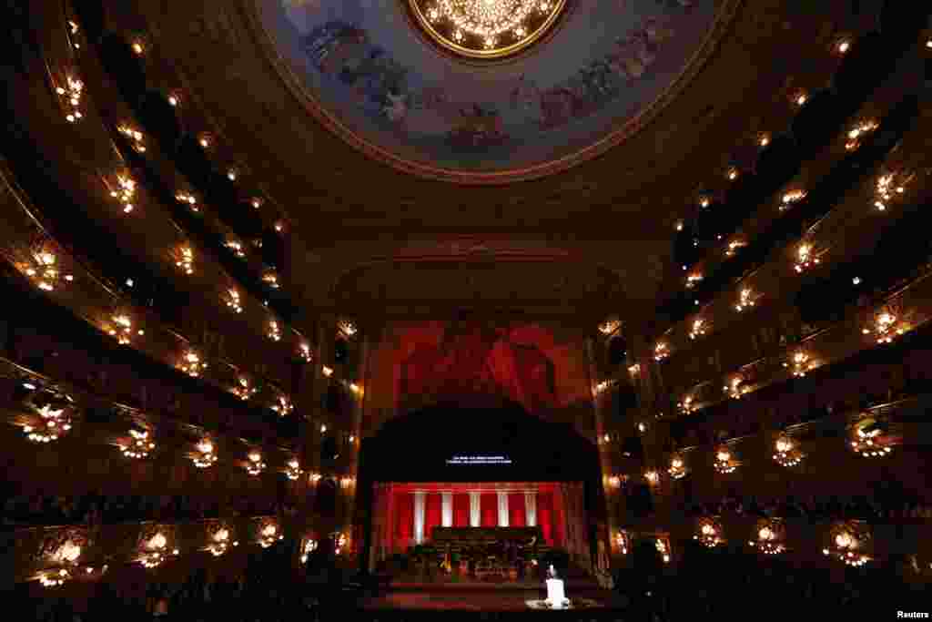 Presiden Komite Olimpiade Internasional (IOC) Jacque Rogge (kanan bawah) berpidato dalam upacara pembukaan Sidang IOC ke-125 di gedung opera Teatro Colon di Buenos Aires, Argentina.