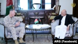 دنفورد در سفرش به افغانستان، با رئیس جمهور غنی و سایر رهبران افغان ملاقات کرده است.