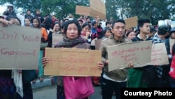 ဒေသခံ ကချင်လူမျိုးတွေက ကချင်ပြည်နယ် ဝန်ကြီးချုပ်ရုံးရှေ့မှာ ဆန္ဒပြမှု။ Photo Credit to Jade Land Kachin.