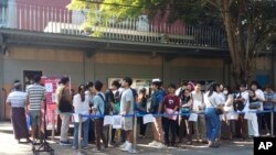 ປະ​ຊາ​ຊົນ​ລໍ​ຖ້າ​ໃນ​ແຖວ​ເພື່ອ​ເຂົ້າ​ຂໍ​ວີ​ຊາ​ໃນ​ສະ​ຖານ​ທູດ​ ໄທ, ນະ​ຄອນ ຢາງ​ກຸ້ງ, ມຽນ​ມາ, 20 ກຸມ​ພາ 2024.