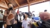 Wali Kota Surabaya Eri Cahyadi, saat meninjau pelaksanaan vaksinasi bagi siswa SMA di Surabaya. (Foto: Courtesy/Humas Pemkot Surabaya)