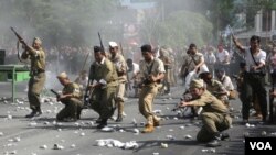 Teatrikal Perang Sepuluh November yang diperagakan seniman dan masyarakat Surabaya di depan Jalan Pahlawan sekitar monumen Tugu Pahlawan Surabaya. (VOA/Petrus Riski)