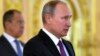 Le président russe Vladimir Poutine et le ministre des affaires étrangères Sergei Lavrov, au Kremlin, Moscou, 9 novembre 2016.