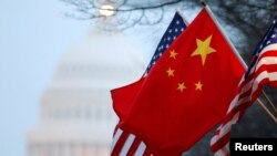 资料照：华盛顿街头飘扬的美中国旗，背景是美国国会大厦。
