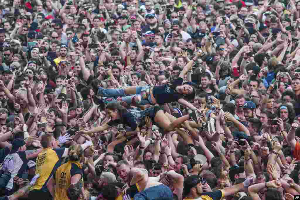Kerumunan orang yang menghadiri Rock On The Range Music di Columbus, Ohio, 20 Mei 2017 mengangkat tinggi rekannya dan mengusungnya dari atas satu penonton ke penonton lainnya.
