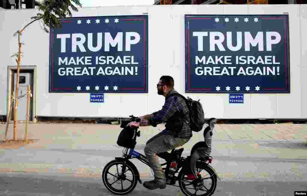 Seorang pria Israel naik motor melewati poster Presiden-terpilih Donald Trump di Tel Aviv, Israel bertulisan: &quot;TRUMP - Make Israel Great Again&quot;.
