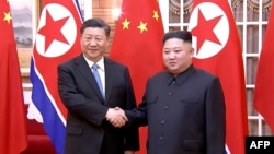 김정은 북한 국무위원장과 시진핑 중국 국가주석이 지난 6월 평양에서 만나 악수하는 모습을 중국 관영 신화통신이 보도했다. 