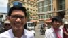 លោក យាង សុធារិន្ទ និងលោក អ៊ួន ឈិន អតីតអ្នកសារព័ត៌មានវិទ្យុអាស៊ីសេរី កំពុងដើរចេញពីសាលសវនាការ នៅសាលាដំបូងរាជធានីភ្នំពេញ នៅព្រឹកថ្ងៃទី៩ ខែសីហា ឆ្នាំ២០១៩។ (កាន់ វិច្ឆិកា/VOA) 