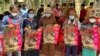 នៅក្នុង​រូប​ដែល​ចេញផ្សាយ​ដោយ​ក្រសួង​សុខាភិបាល​កម្ពុជា បង្ហាញពី​អ្នកភូមិ​កម្ពុជា​កាន់ផ្ទាំង​ផ្សព្វផ្សាយ​អំពី​ជំងឺ​គ្រុនផ្តាសាយ​បក្សី H5N1 ខណៈដែល​អ្នកជំនាញ​ផ្នែក​សុខភាព​ព្យាយាម​អប់រំ​ពួកគេ​ឱ្យ​ថែរក្សាសុខភាព ខេត្តព្រៃវែង​នៃ​ប្រទេស​កម្ពុជា នៅ​ទី២៣ ខែកុម្ភៈ ឆ្នាំ២០២៣។ 