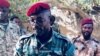 Le lieutenant général John Tshibangu entouré d’hommes armés, scandant des slogans pour un groupe appelé Forces Nouvelles du Congo, dans une vidéo postée sur les réseaux sociaux, le 18 janvier 2018. (Facebook)